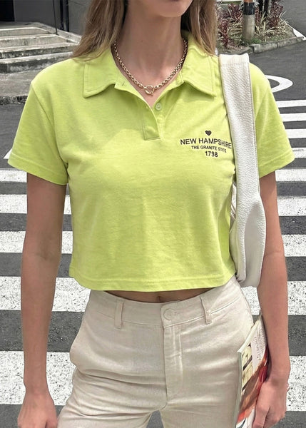 Camiseta tipo polo cropped con perilla, cuello y bordado - GERBERA.AMARILLO