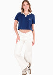 Camiseta tipo polo cropped con perilla, cuello en contraste y bordado color azul para mujer - Flashy