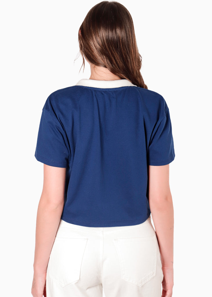 Camiseta tipo polo cropped con perilla, cuello en contraste y bordado color azul para mujer - Flashy