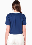 Camiseta tipo polo cropped con perilla, cuello en contraste y bordado color azul para mujer - Flashy