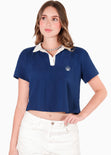 Camiseta tipo polo cropped con perilla, cuello en contraste y bordado color azul para mujer - Flashy