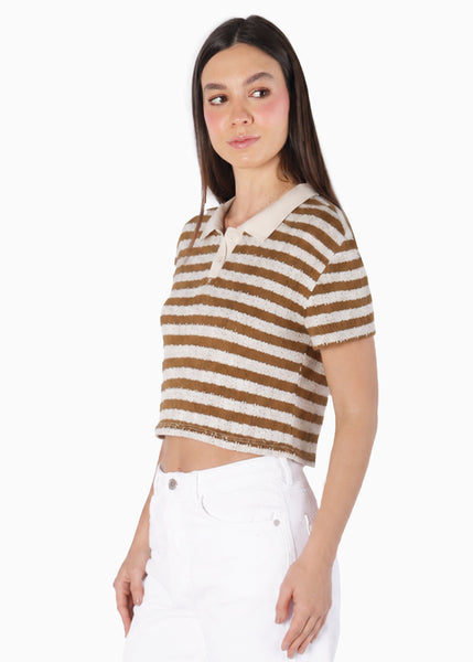 Camiseta tipo polo cropped con perilla cuello en contraste y bordado - TEGUCIGALPA
