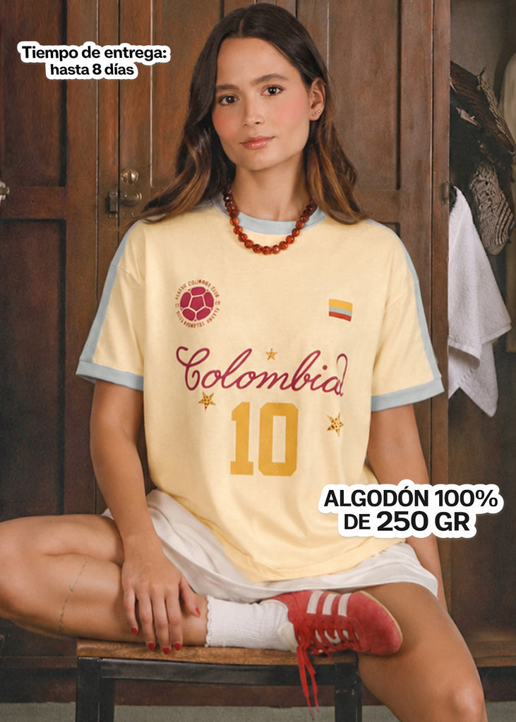 Camiseta oversize color amarillo con contraste azul en cuello, puños y hombros - PREMIUM.COLOMBIA