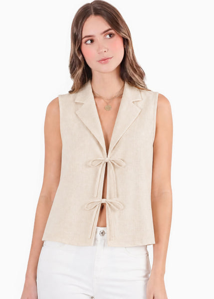 Chaleco con solapa y anudado al frente de color beige - BERNARDINA
