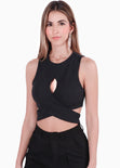 Crop top ajustado con cruce y hueco en escote - MIAMI.NEGRO