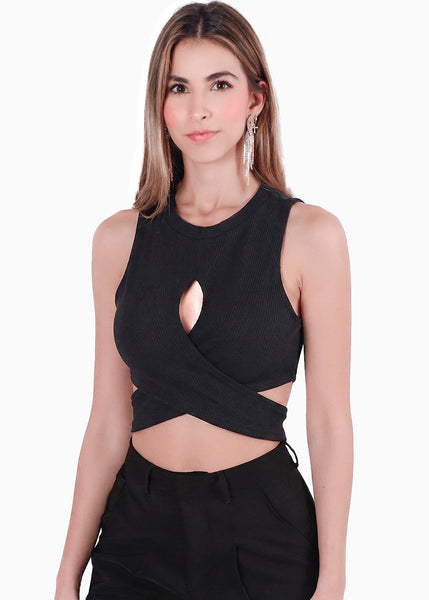 Crop top ajustado con cruce y hueco en escote - MIAMI.NEGRO