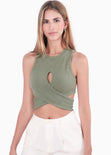 Crop top ajustado con cruce y hueco en escote - MIAMI.VERDE