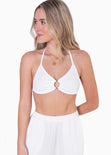 Crop top de tiras con argolla en escote color marfil para mujer - Flashy
