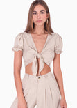 Crop top manga corta con recogidos y anudado en frente color beige para mujer - Flashy