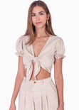 Crop top manga corta con recogidos y anudado en frente color beige para mujer - Flashy