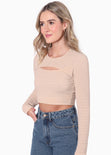 Crop top manga larga con abertura cut out en escote color beige para mujer - Flashy