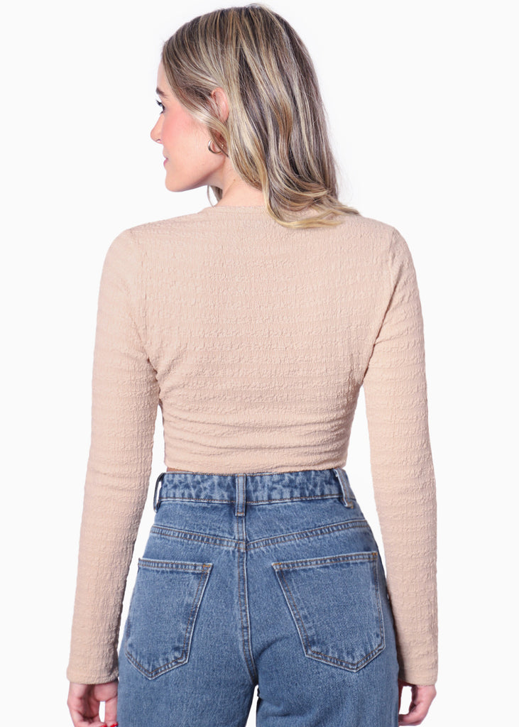 Crop top manga larga con abertura cut out en escote color beige para mujer - Flashy
