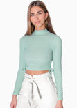 Crop top manga larga cuello alto con anudados en costados color verde para mujer - Flashy
