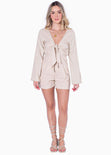 Enterizo de shorts con anudado en escote y manga larga color beige para mujer - Flashy