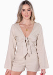 Enterizo de shorts con anudado en escote y manga larga color beige para mujer - Flashy