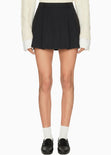 Falda corta con prenses - OCHUVA.NEGRO