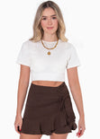 Falda corta con recogido en costado y boleros color café para mujer - Flashy