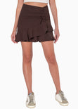 Falda corta con recogido en costado y boleros color café para mujer - Flashy