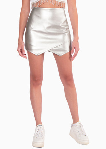 Falda short con cruce tipo cuero con efecto metalizado color plateado para mujer - Flashy
