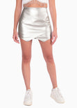 Falda short con cruce tipo cuero con efecto metalizado color plateado para mujer - Flashy