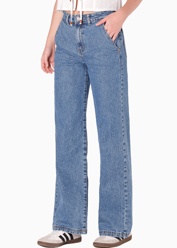 Jean tiro medio silueta wide leg lavado más claro  color azul para mujer - Flashy
