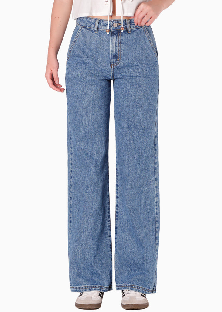 Jean tiro medio silueta wide leg lavado más claro  color azul para mujer - Flashy