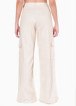 Pantalón recto tipo lino, con bolsillos cargo y abertura en bota color beige para mujer - Flashy