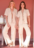 Pantalón recto tipo lino, con bolsillos cargo y abertura en bota color beige para mujer - Flashy