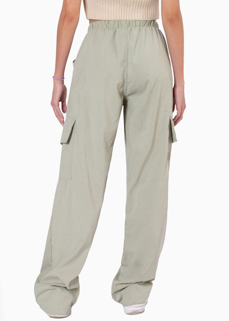 Pantalón tipo cargo con elástico en cintura, anudado y bolsillos laterales - OCTAVINA