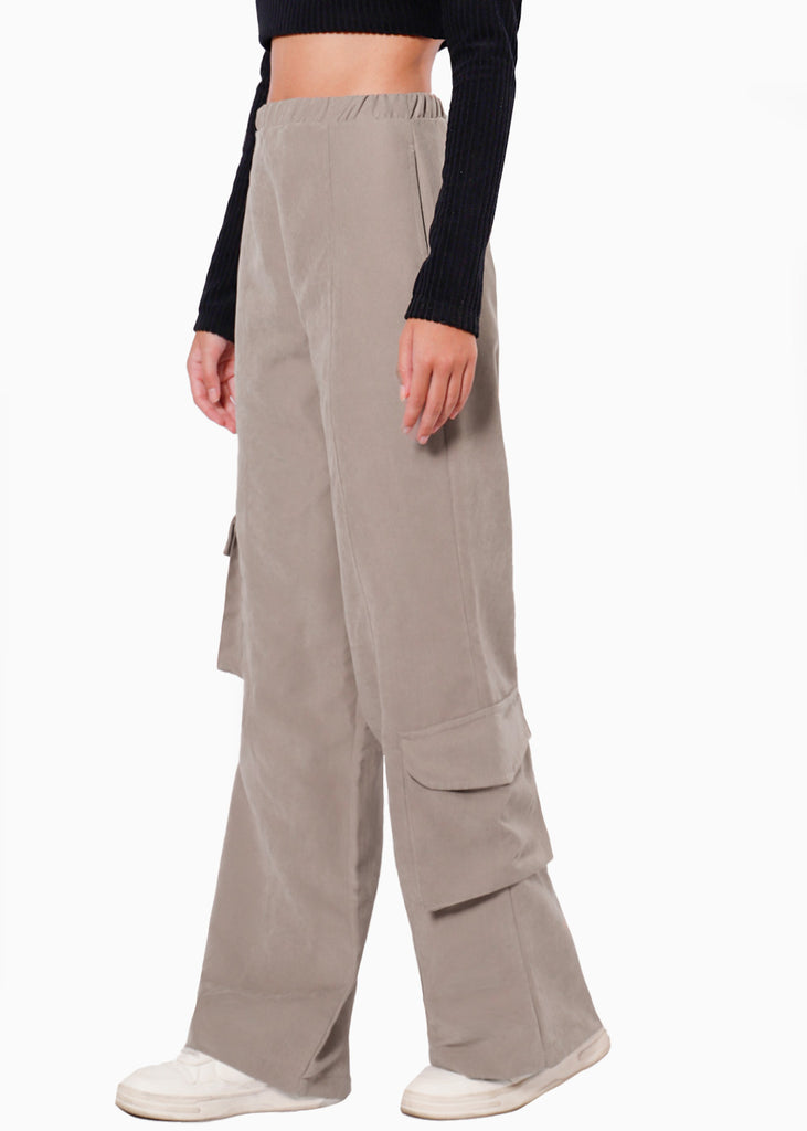 Pantalón tipo cargo con elástico y bolsillos laterales color gris para mujer - Flashy