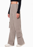 Pantalón tipo cargo con elástico y bolsillos laterales color gris para mujer - Flashy