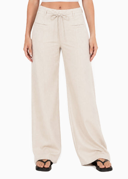 Pantalón tiro alto con amarre en cintura de color beige - BRASILIA