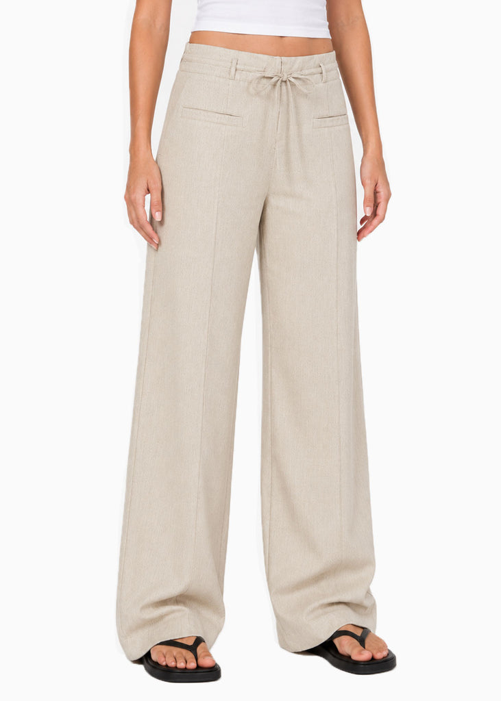 Pantalón tiro alto con amarre en cintura de color beige - BRASILIA