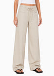 Pantalón tiro alto con amarre en cintura de color beige - BRASILIA