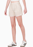 Short de lino de tiro alto y con sesgos en contraste color beige para mujer - Flashy