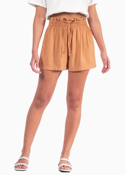 Short de tiro alto con elástico en cintura color camel, café para mujer - Flashy