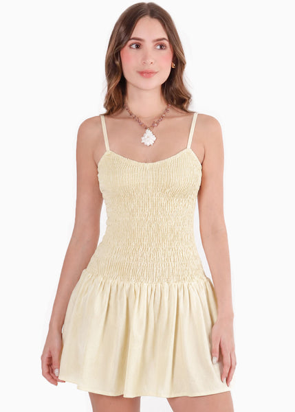 Vestido corto de tiras con top enresortado de color amarillo - ITAPUA