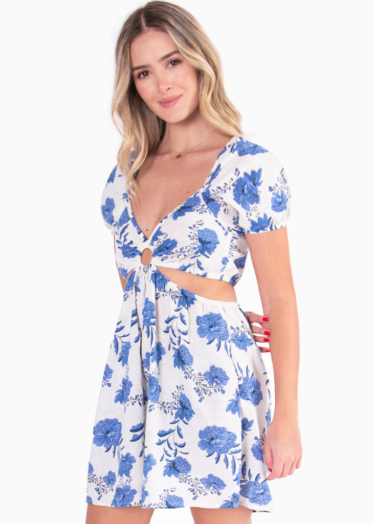 Vestido corto manga corta con estampado de flores, aro en escote y aberturas cut out color marfil para mujer - Flashy