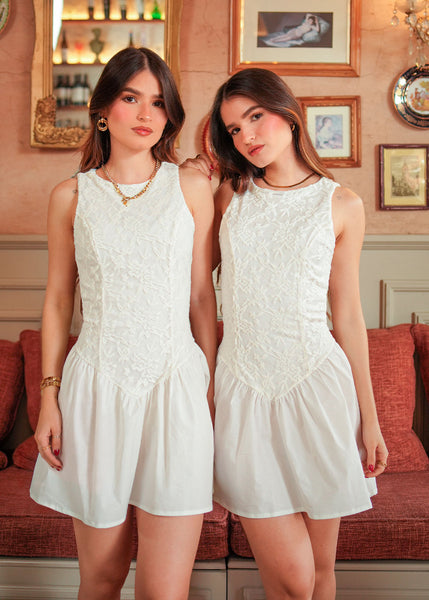 Vestido corto manga sisa con cuerpo en encaje y falda con vuelo - TWINS