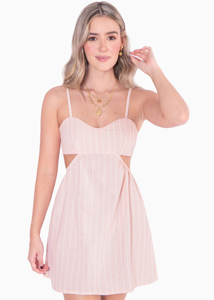Vestido corto tipo lino de rayas con escote de corazón y cut out en costados color rosado para mujer - Flashy