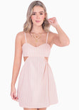 Vestido corto tipo lino de rayas con escote de corazón y cut out en costados color rosado para mujer - Flashy