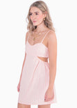 Vestido corto tipo lino de rayas con escote de corazón y cut out en costados color rosado para mujer - Flashy