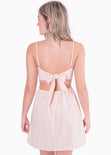 Vestido corto tipo lino de rayas con escote de corazón y cut out en costados color rosado para mujer - Flashy