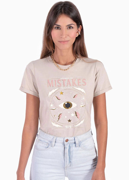Camiseta color beige con estampado "mistakes", cuello redondo y manga corta para mujer flashy