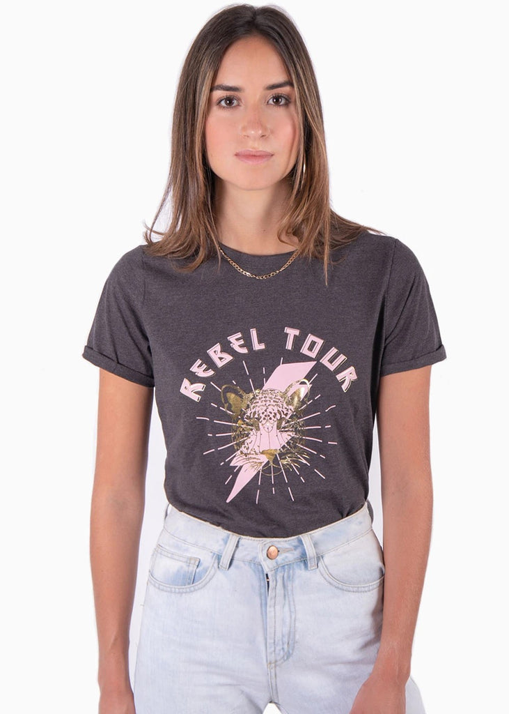 Camiseta estampada "rebel tour" color gris para mujer - Flashy