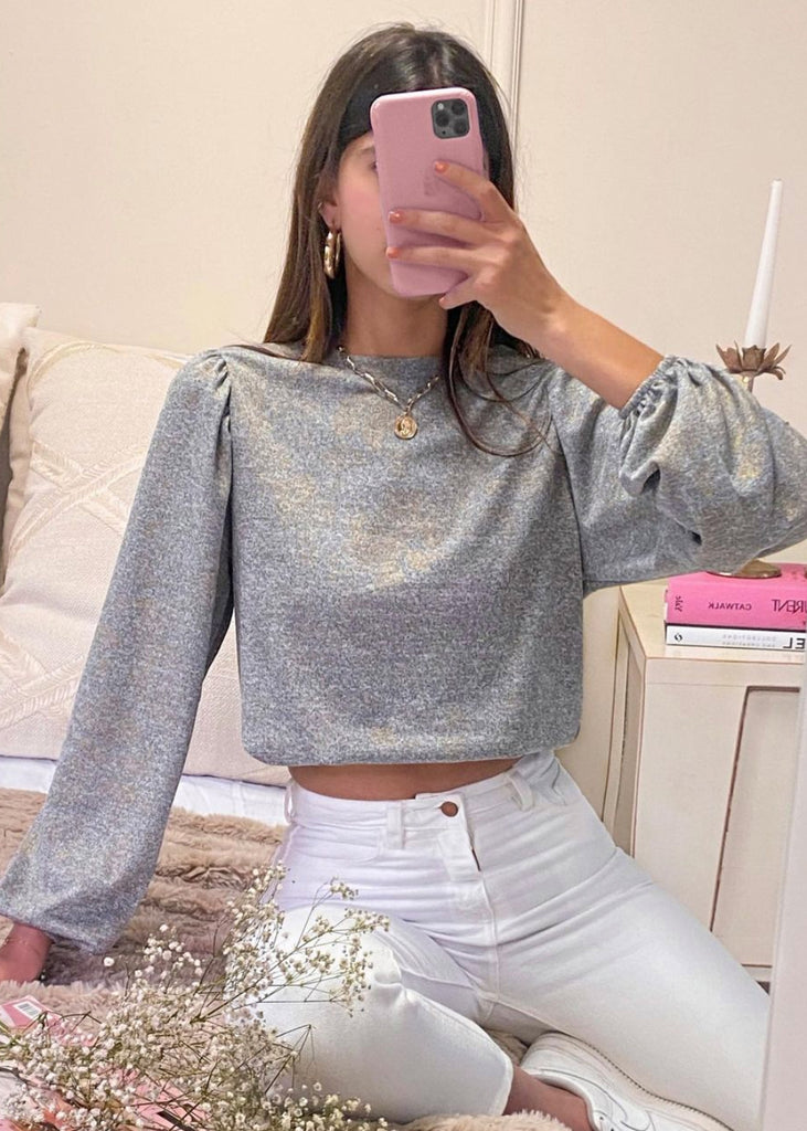 Buzo gris con mangas embombadas y tela metalizada