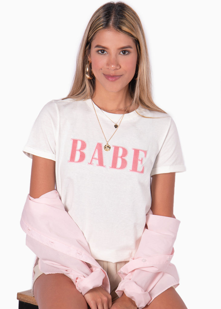 Camiseta blanca con bordado "Babe" para mujer Flashy