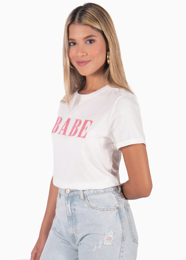 Camiseta blanca con bordado "Babe" para mujer Flashy