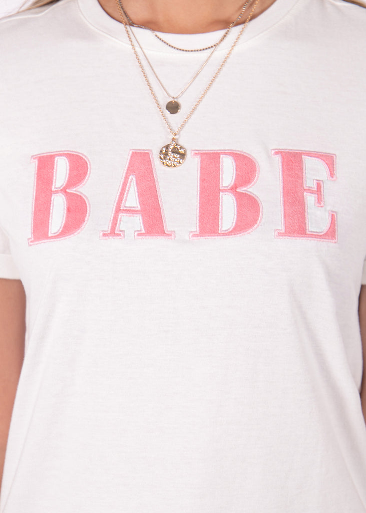 Camiseta blanca con bordado "Babe" para mujer Flashy