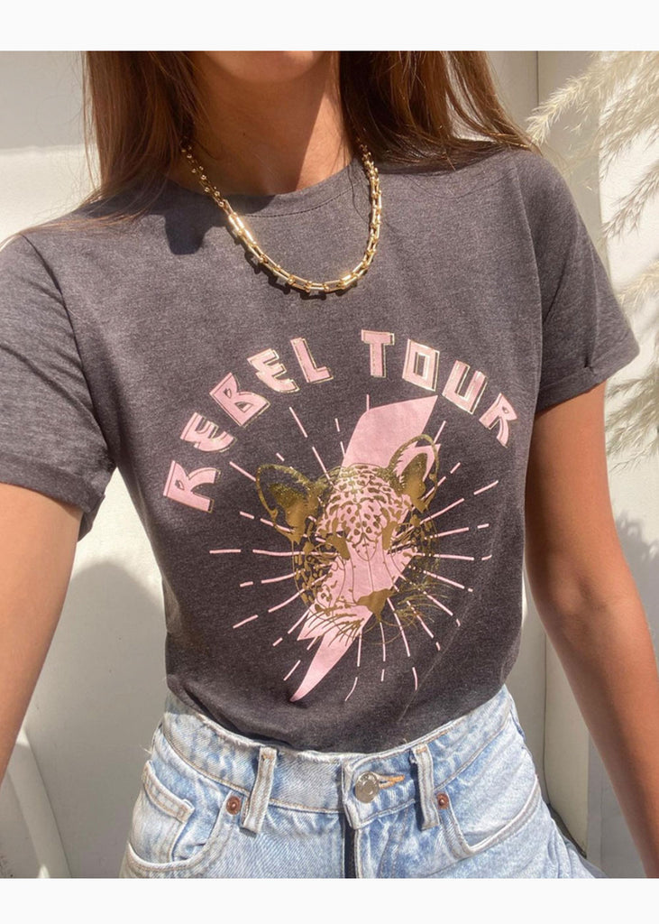 Camiseta estampada "rebel tour" color gris para mujer - Flashy